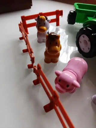 Azienda agricola giocattolo con trattore e animali