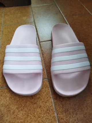 Chanclas Adidas rosas y blancas