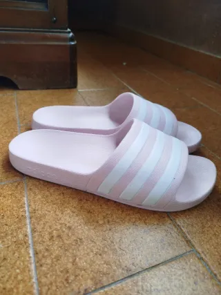 Chanclas Adidas rosas y blancas