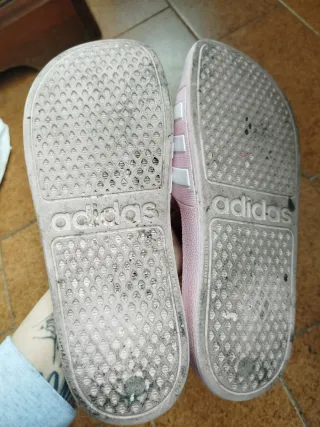 Chanclas Adidas rosas y blancas