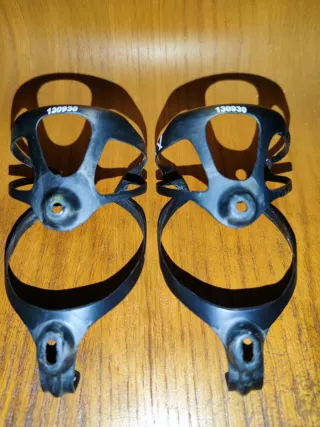 2 Portabidones Fibra Carbono 18 gramos cada uno.