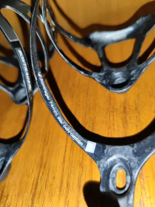 2 Portabidones Fibra Carbono 18 gramos cada uno.