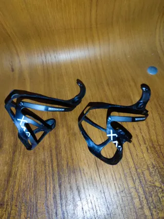 2 Portabidones Fibra Carbono 18 gramos cada uno.