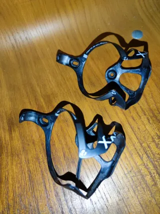 2 Portabidones Fibra Carbono 18 gramos cada uno.