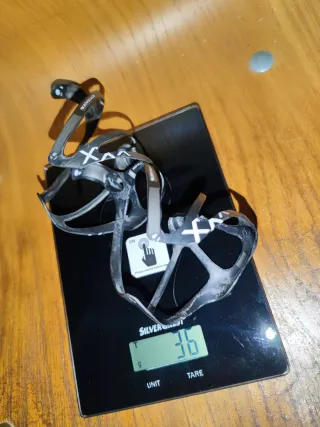 2 Portabidones Fibra Carbono 18 gramos cada uno.