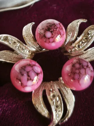 Broche de plata con piedras rosas