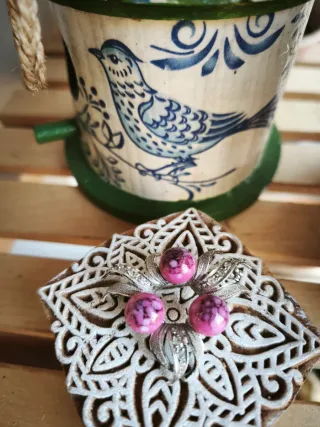 Broche de plata con piedras rosas