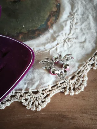 Broche de plata con piedras rosas