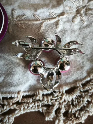 Broche de plata con piedras rosas