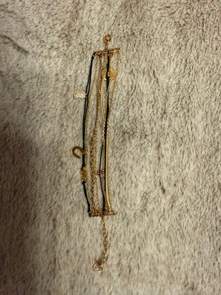 Pulsera Guess multicadena dorada y negra