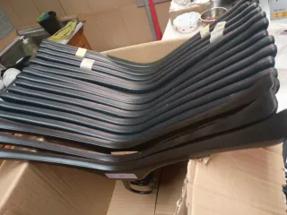 35 Perchas resistentes y 10 de pinzas.