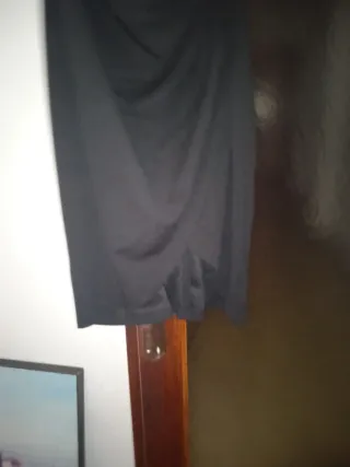 Vestido elegante negro drapeado sin mangas