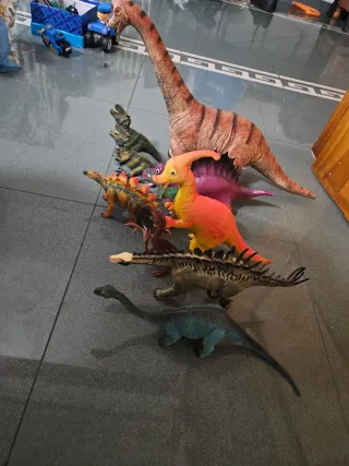 Lote de dinosaurios de juguete