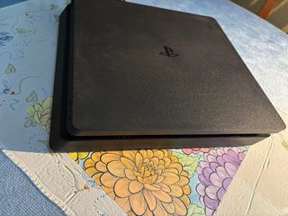 PS4 (PlayStation 4) con Mando y 5 Juegos