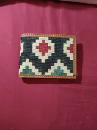 Cartera de piel con diseño geométrico