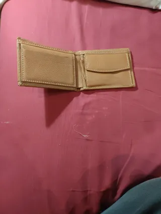 Cartera de piel con diseño geométrico