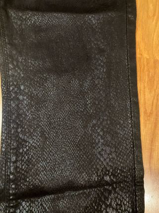 Pantalón negro efecto piel mujer