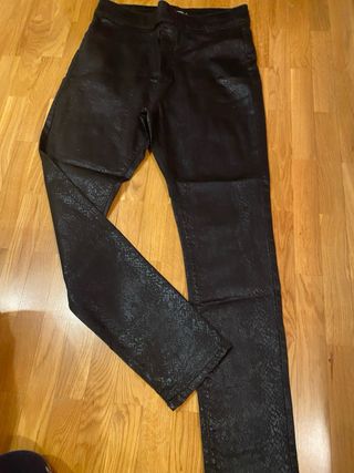 Pantalón negro efecto piel mujer