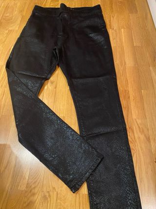 Pantalón negro efecto piel mujer