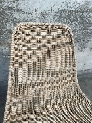 Sedia da esterno Equal in rattan sintetico e gambe in alluminio finitura nera