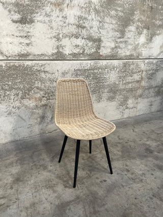 Sedia da esterno Equal in rattan sintetico e gambe in alluminio finitura nera