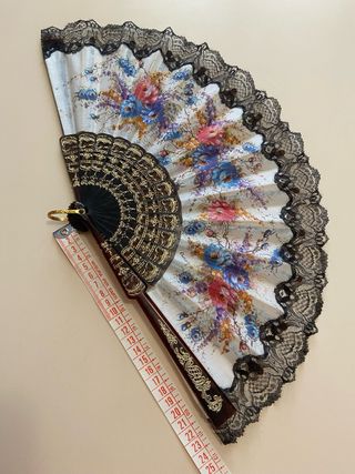 Ventaglio fiori e pizzo nero