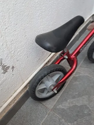 Bicicleta infantil roja