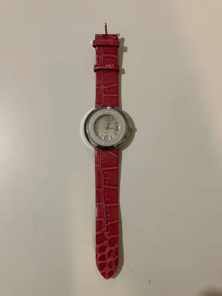 Reloj de pulsera rojo y plateado
