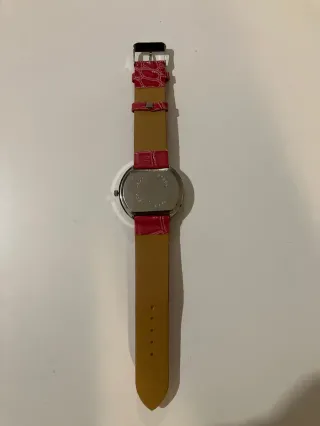 Reloj de pulsera rojo y plateado
