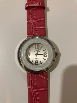 Reloj de pulsera rojo y plateado