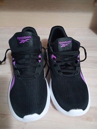 Zapatillas Reebok Mujer Negras y Moradas. poco uso