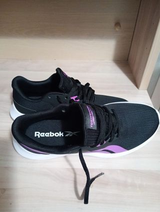 Zapatillas Reebok Mujer Negras y Moradas. poco uso