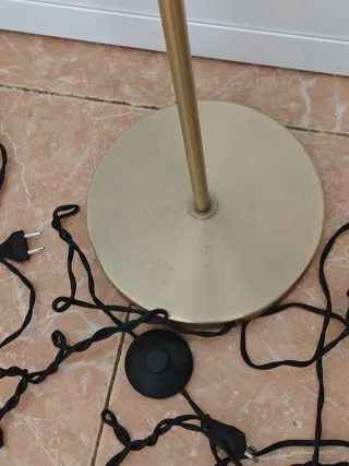 Lámpara de pie dorada UV desinfectante