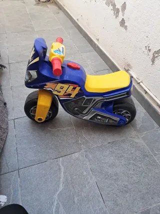 Moto de plástico azul y amarilla