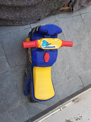 Moto de plástico azul y amarilla