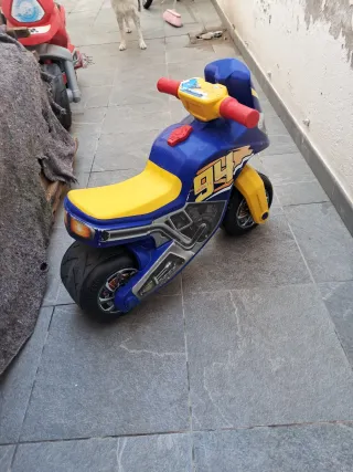 Moto de plástico azul y amarilla