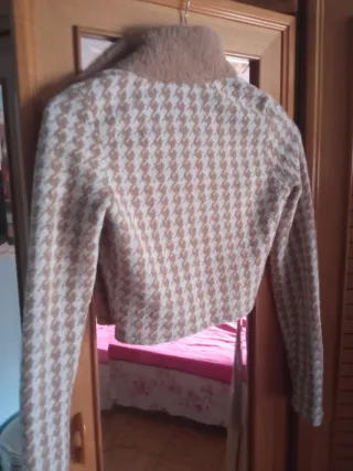 Jersey Bershka corto escote pico