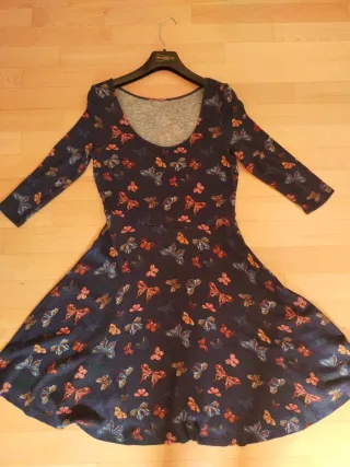 Vestido azul con estampado de mariposas