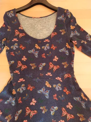 Vestido azul con estampado de mariposas