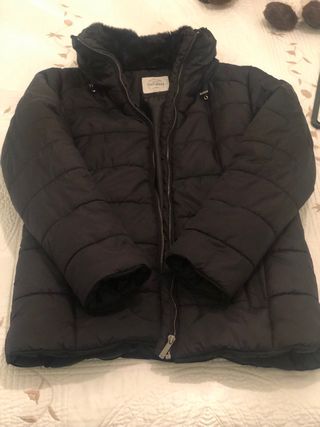 Plumas negro con capucha