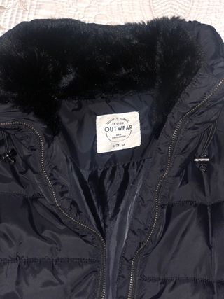 Plumas negro con capucha