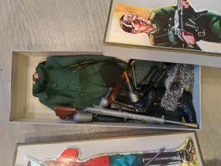 Muñecos Geyper Man con uniformes