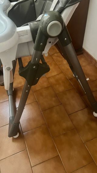 Trona bebé gris y blanca