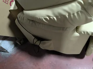 Sillón masaje y elevador piel beige