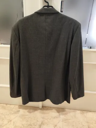 Chaqueta de traje gris hombre.