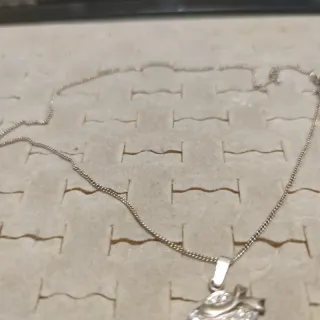 Girocollo con ciondolo a forma di cappello