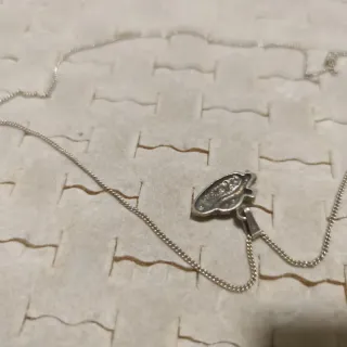 Girocollo con ciondolo a forma di cappello