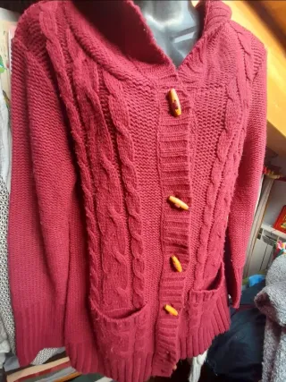 Chaqueta larga roja con botones de madera
