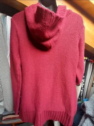 Chaqueta larga roja con botones de madera