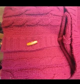 Chaqueta larga roja con botones de madera